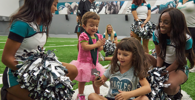 Eagles Cheerleaders Surprise Local Children With Cheer Clinic